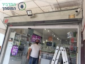 התקנת רשת ואטימה בעסק הסובל מקינון ולשלשת יונים בגובה. צילום: יוחאי