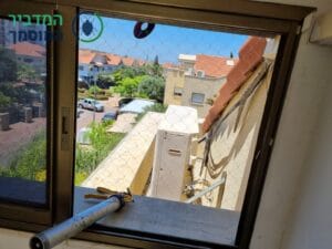 התקנת רשת יונים בחלון למניעת בניית קנים על סף השיש