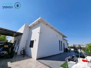 התקנת דוקרנים[קוצים] נגד יונים מסביב לגג בבית פרטי בבאר שבע