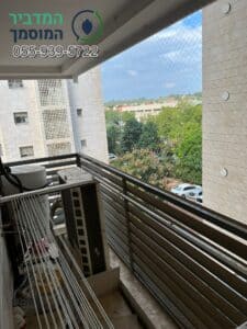 ביצוע הרחקת יונים במרפסת כביסה בדירה בנס ציונה צורת רייש עם רשת מונופיל איכותית כולל מסגרת פלדה
