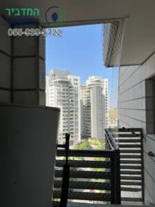 התקנת רשת מונופיל להרחקת יונים במרפסת כביסה בדירה בהרצליה