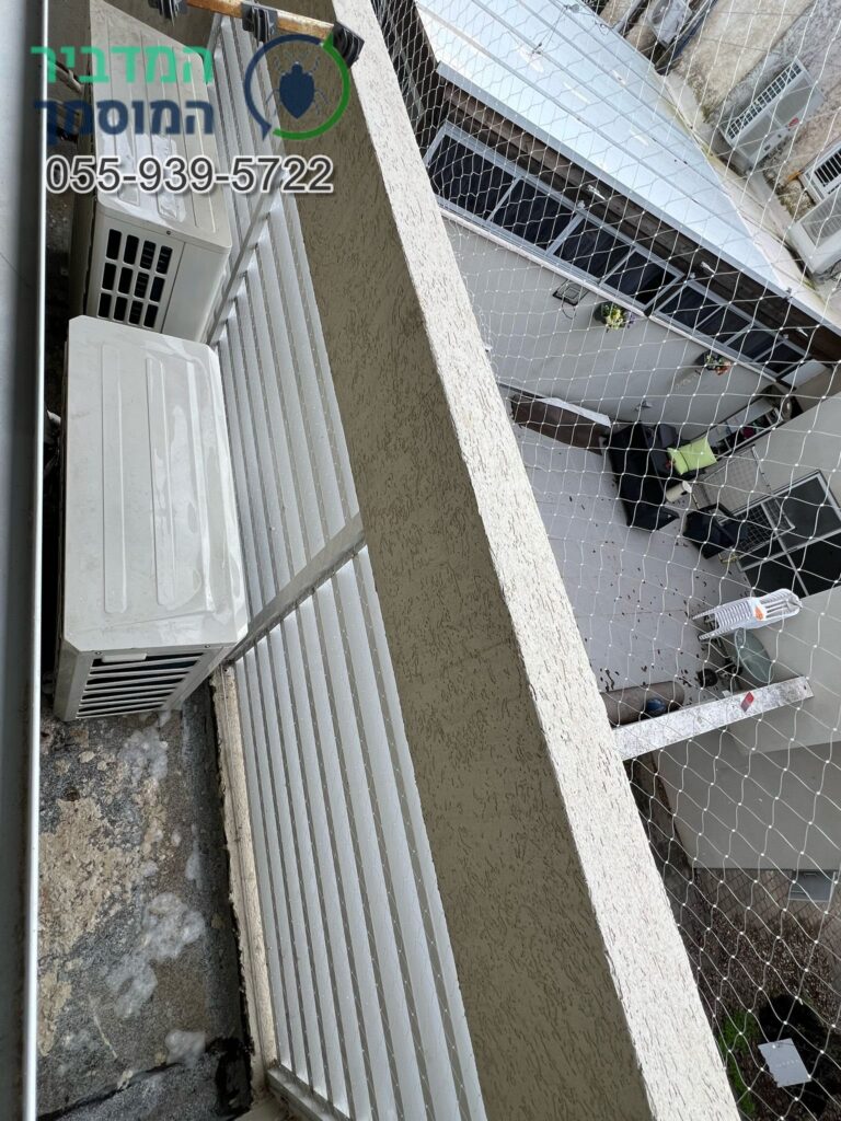 הרחקת יונים ממסתור כביסה מורכב בדירה בכפר סבא