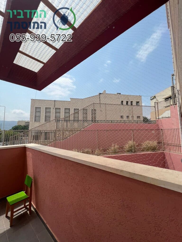 התקנת רשת נגד ציפורים ומיינות במרפסת של גן ילדים