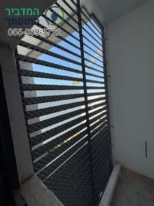 התקנה מקצועית של רשת נגד ציפורים ויונים במסתור כביסה