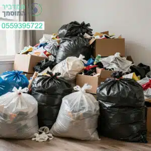 ערימות שקיות וקרטונים בפינוי דירת אגרנות כפייתית מחזירים לכם את החיים והסדר לבית