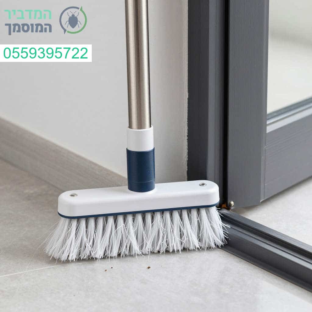 התקנת מברשות איטום בתחתית הדלת למניעת זוחלים