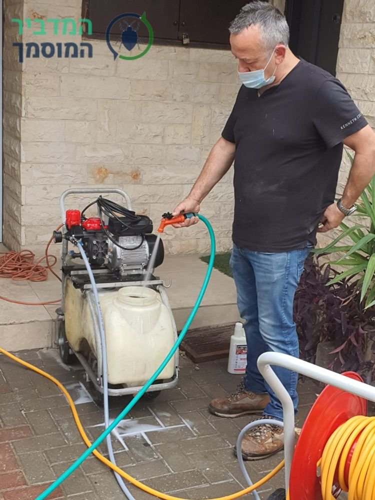 הכנת מכונת הריסוס לטיפול בטרמיטים